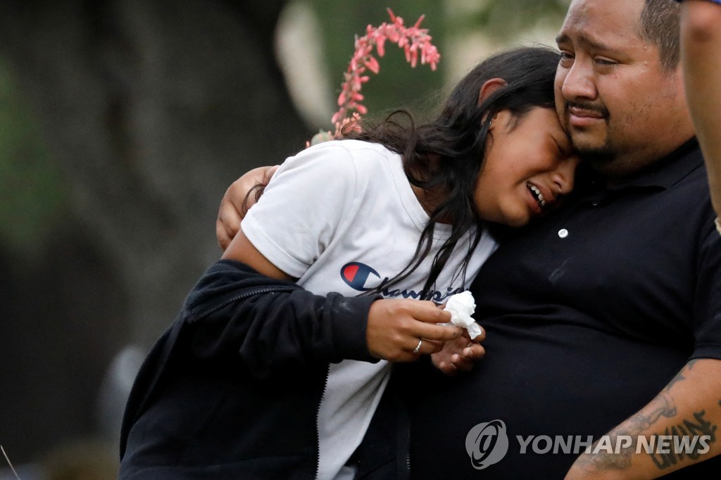 사람보다 총이 많은 나라…연초부터 연쇄 참극에 충격빠진 美