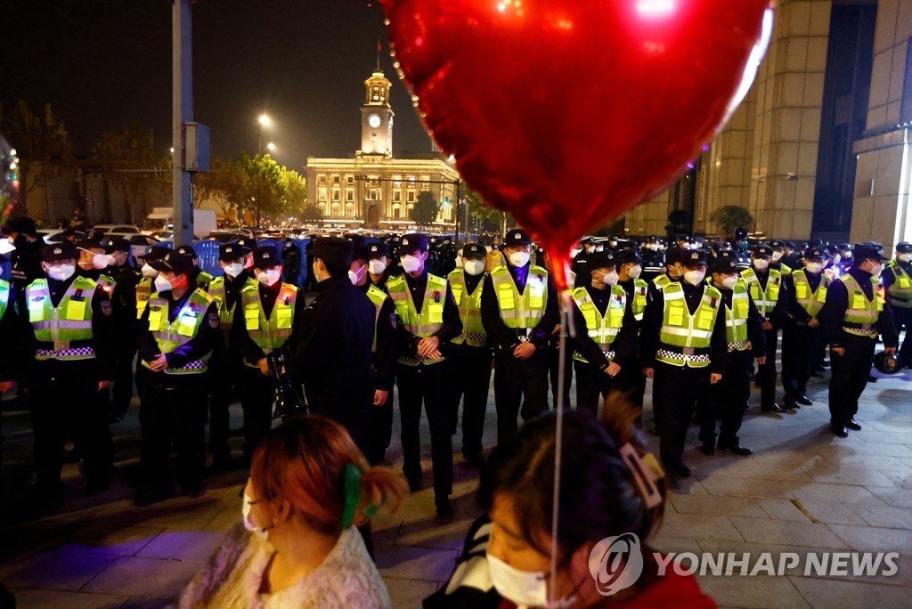 화려한 불꽃놀이·전쟁통 참호결의…지구촌 '극과극' 새해맞이(종합)