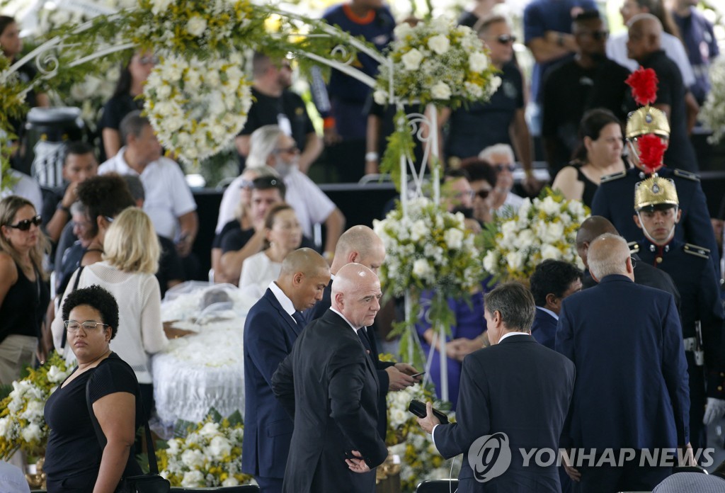 펠레 장례 시작…브라질 산투스 축구장서 팬들과 '마지막 인사'