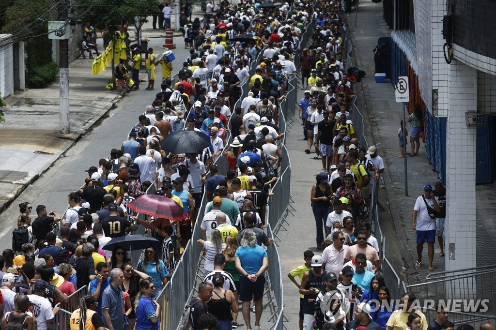 펠레 장례 시작…브라질 산투스 축구장서 팬들과 '마지막 인사'