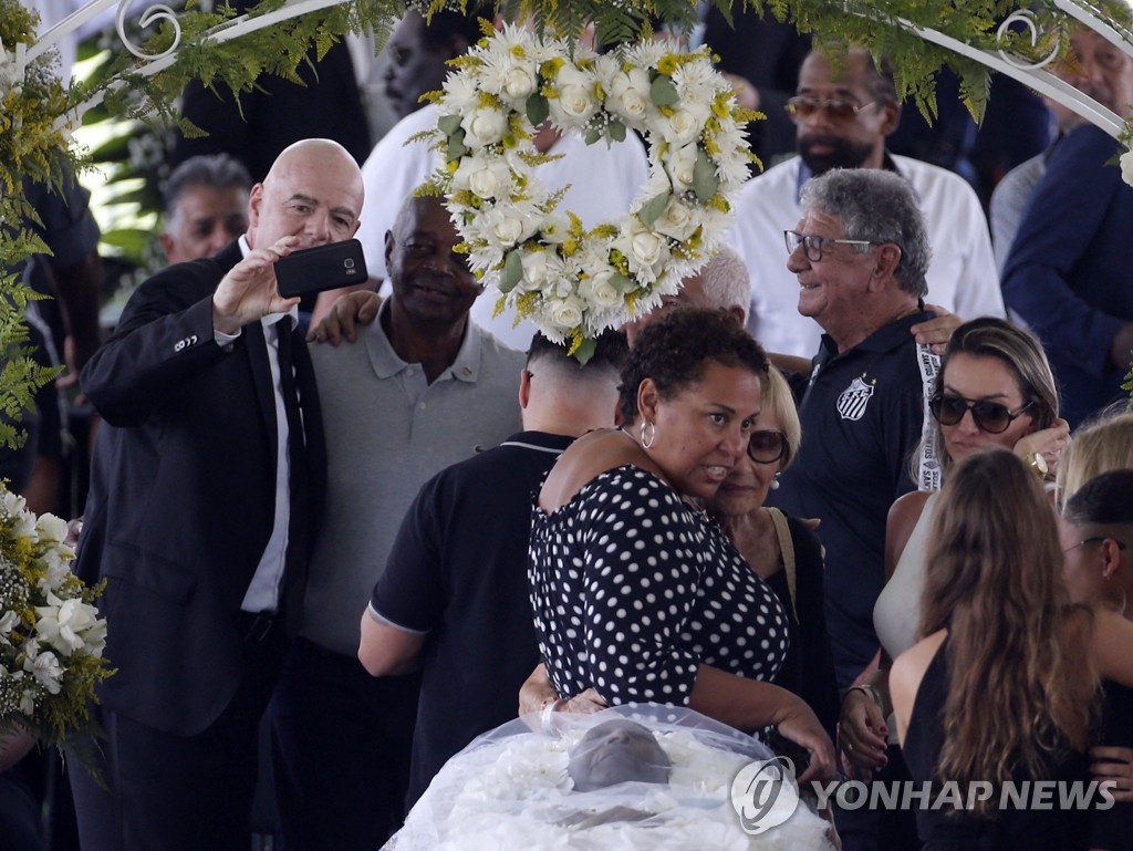 펠레 장례식서 셀피찍은 FIFA 회장 "무례한 행동 절대 안해"
