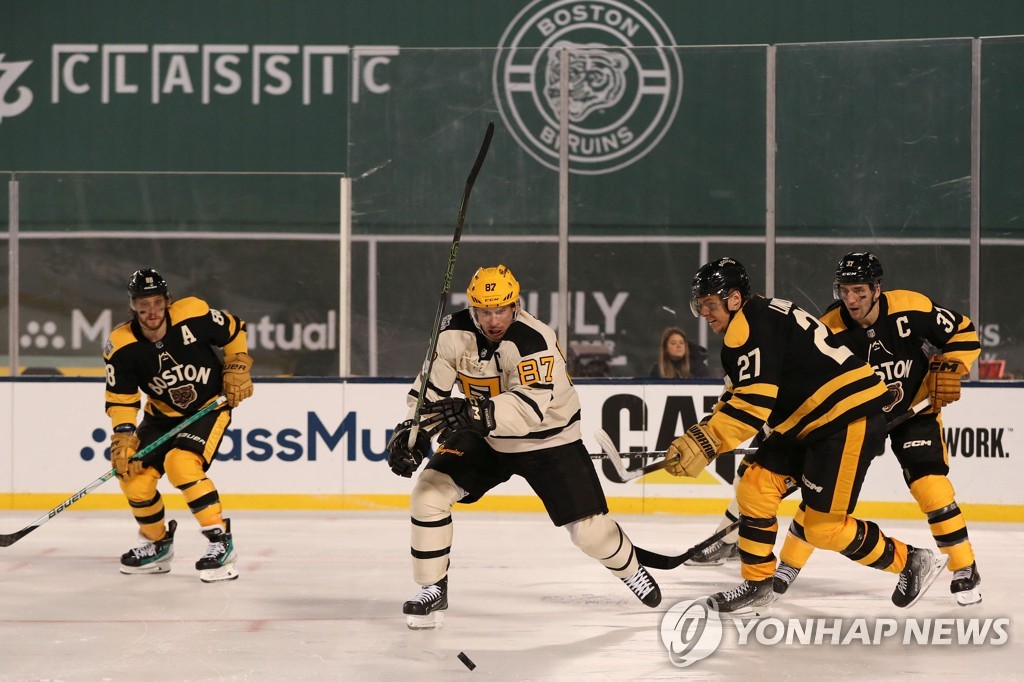 112년 된 야구장이 빙판으로…뜨거웠던 NHL 윈터 클래식