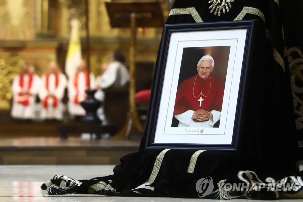 '생전 사임' 전 교황 베네딕토 16세 장례 미사 이렇게 진행