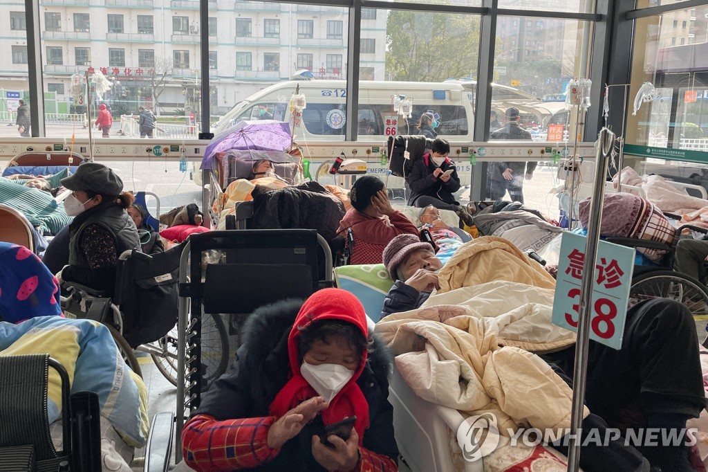 "중국, '3월 방역 완화 계획' 시위·경제악화에 갑자기 틀어"