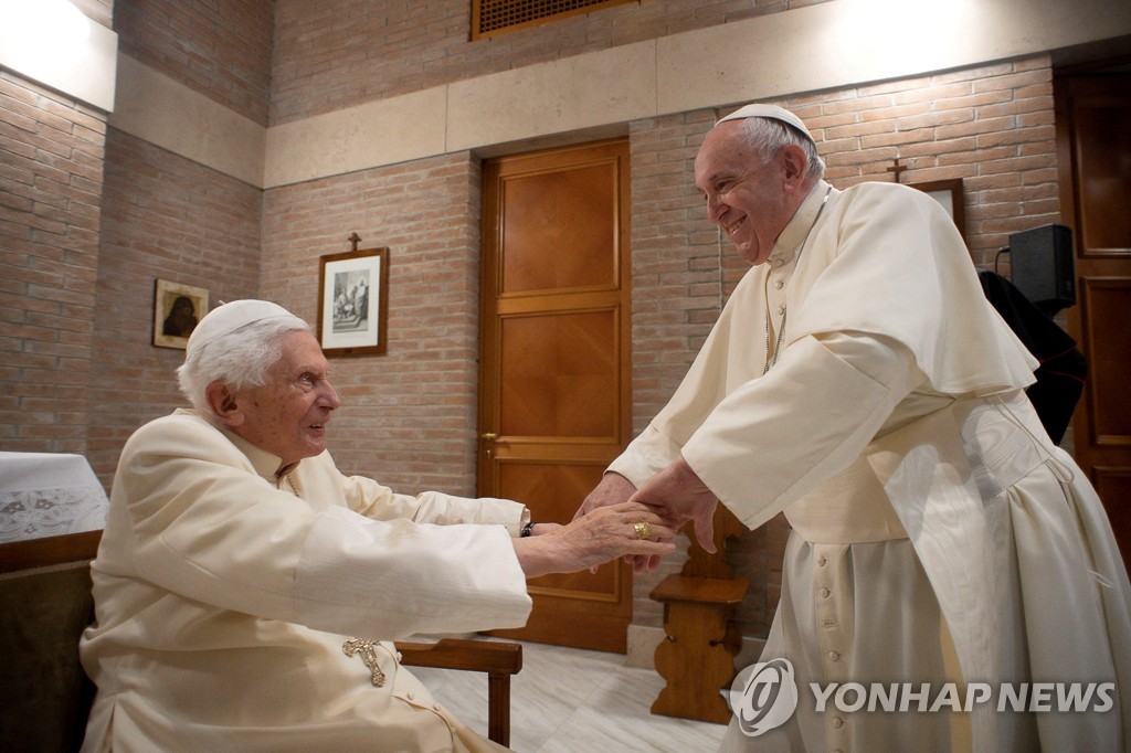 "교황청 보수 강경파, 프란시스코 교황 사임 암박 움직임"