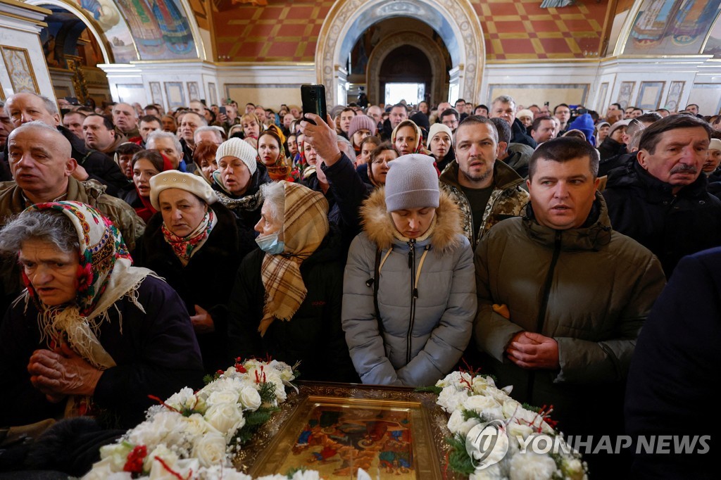 Even on Christmas Day, shelling comes and goes...  Putin crosses himself at the chapel