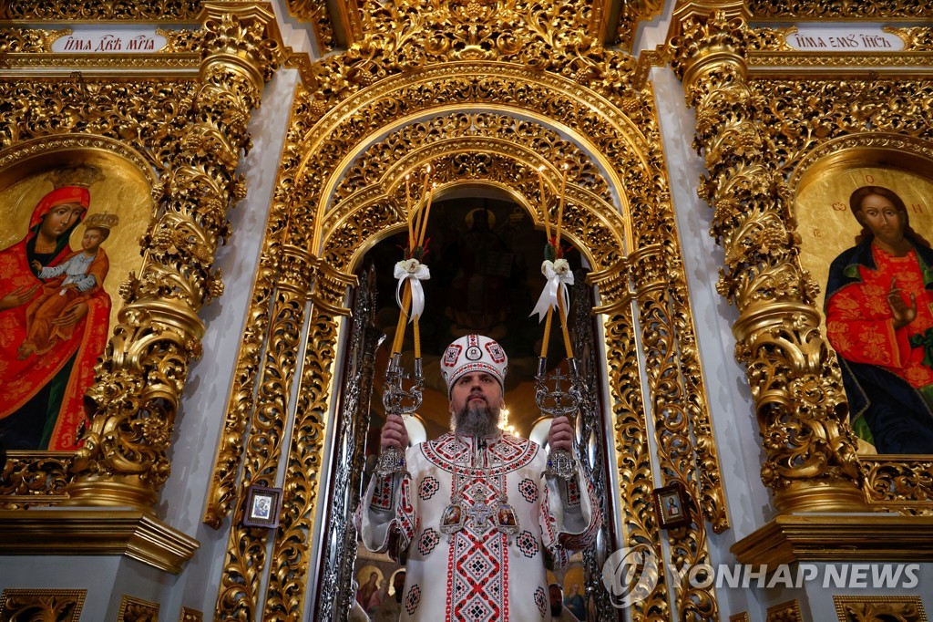 Even on Christmas Day, shelling comes and goes...  Putin crosses himself at the chapel