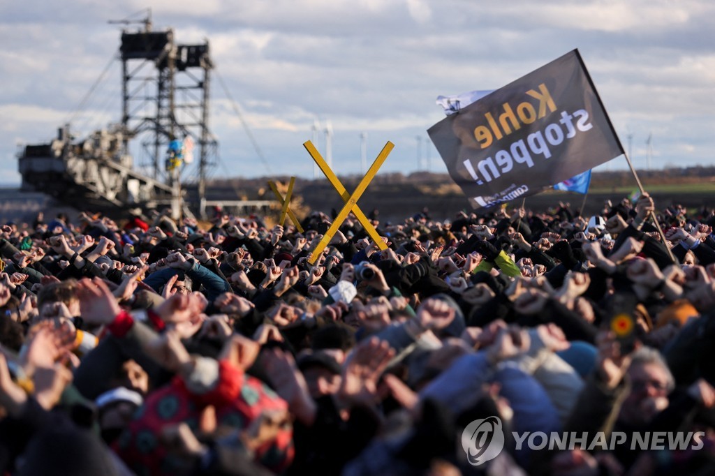 "탈석탄 앞당긴다며 석탄 파내?" 기후활동가 독일 뤼체라트 집결