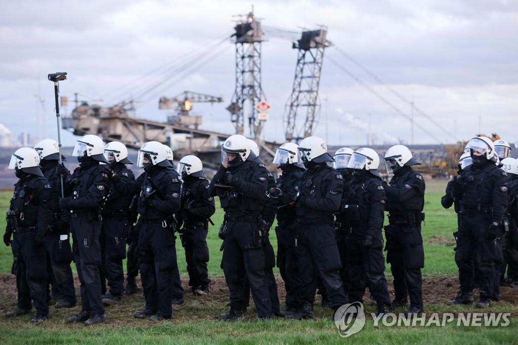 "탈석탄 앞당긴다며 석탄 파내?" 기후활동가 독일 뤼체라트 집결