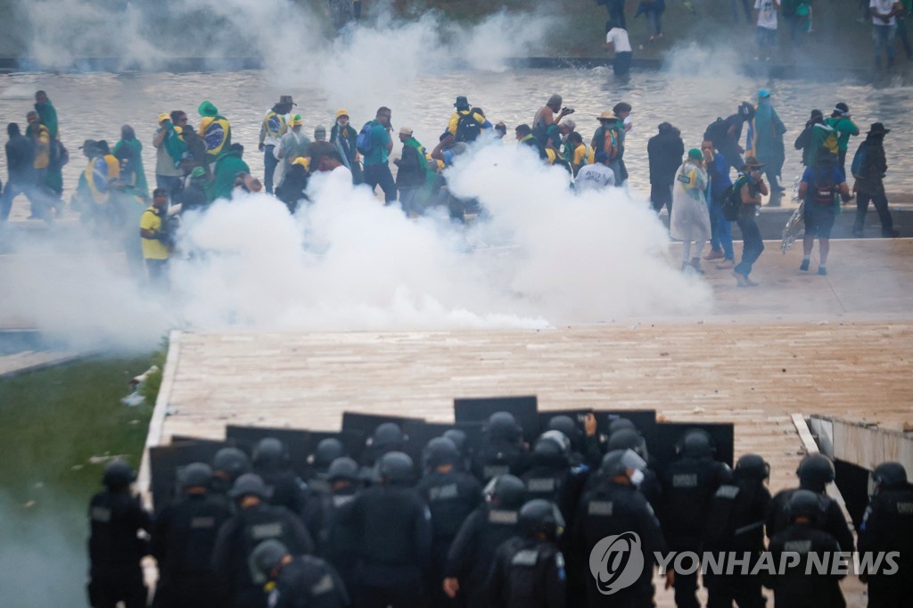 "브라질 대선 불복 폭동, 보우소나루가 사실상 부추겼다"