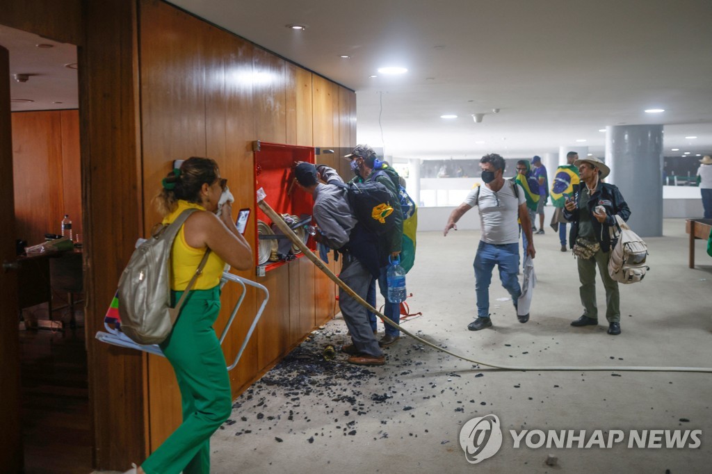 브라질판 의회폭동 사태에 세계 정상들 "민주주의 공격 규탄"