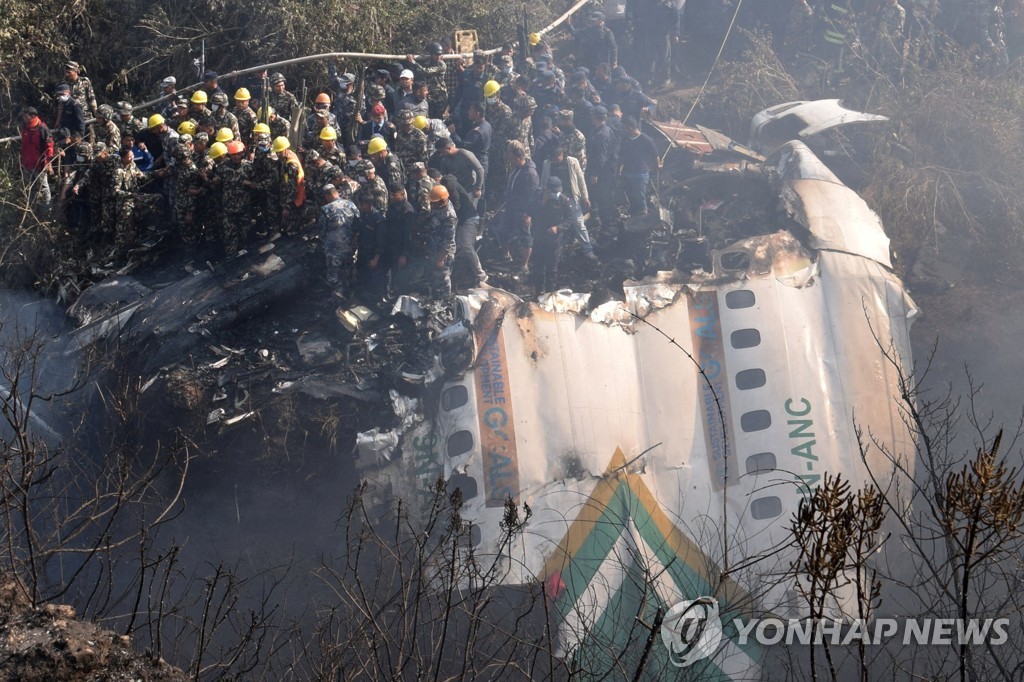 '한국인 2명 탑승' 네팔 추락여객기 실종자 수색 재개