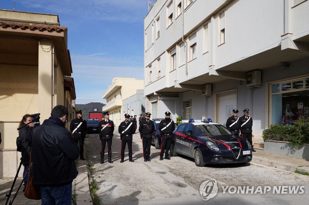 마피아 두목, 도피 중에도 호화생활…은신처서 향수·명품옷