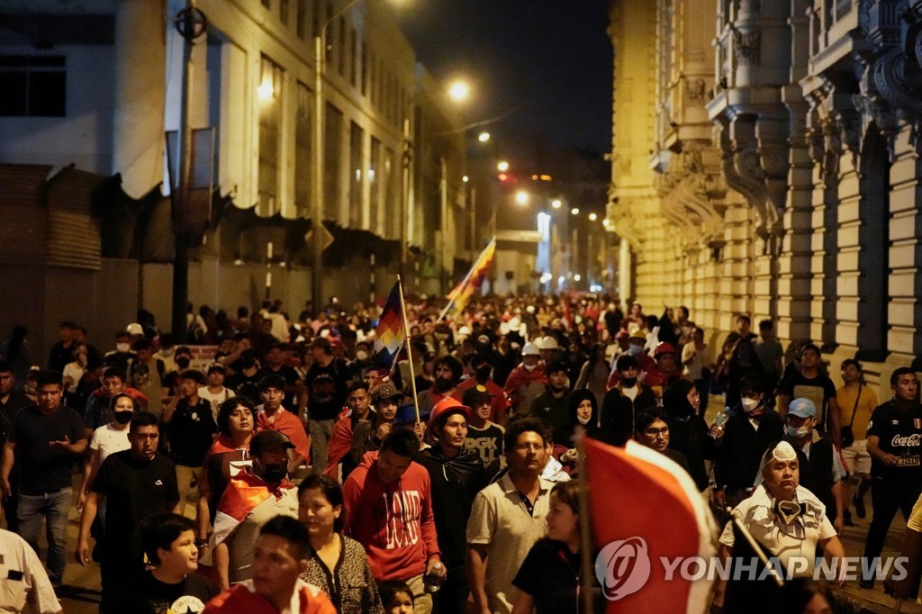 페루 시위대 구금 위해 대학교정에 장갑차 진입…반발 격화