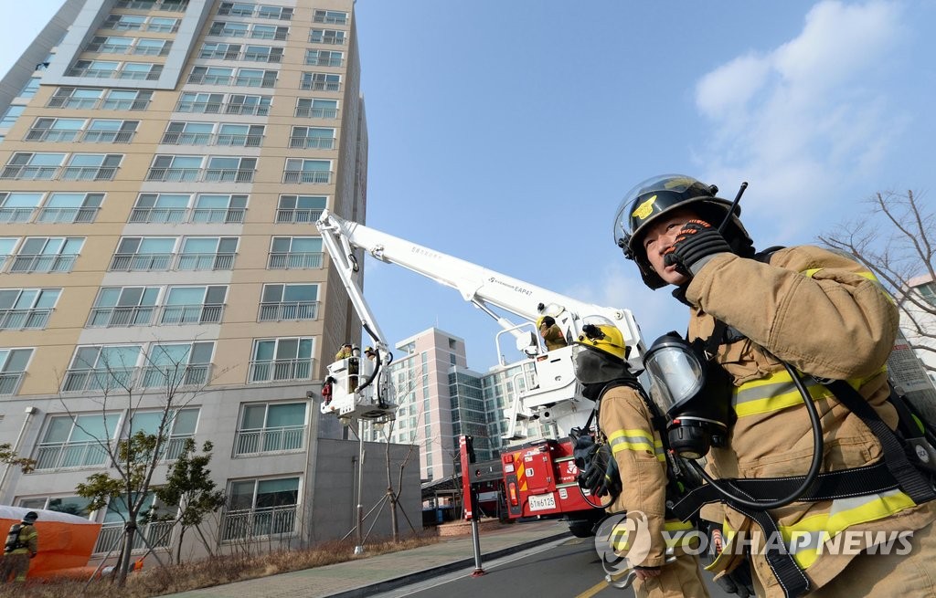 경북 칠곡서 아파트 불…7명 연기 흡입