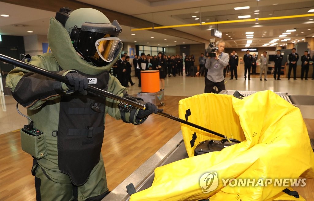 [제주공항 사람들] ⑨"사명감 없으면 일 못해"…사선 넘나드는 폭발물처리반