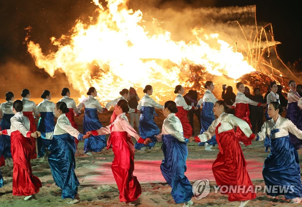 4년 만에 부대끼며…부산 곳곳서 정월대보름 행사 풍성
