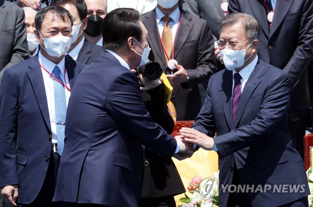 尹, 文에게 생일 축하 난 전달…朴·MB·권양숙에도 설 선물(종합)