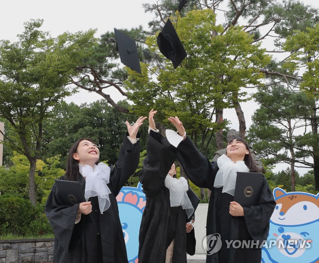 "드디어 함께 학사모를"…대학가 곳곳서 대면 졸업식 준비 한창