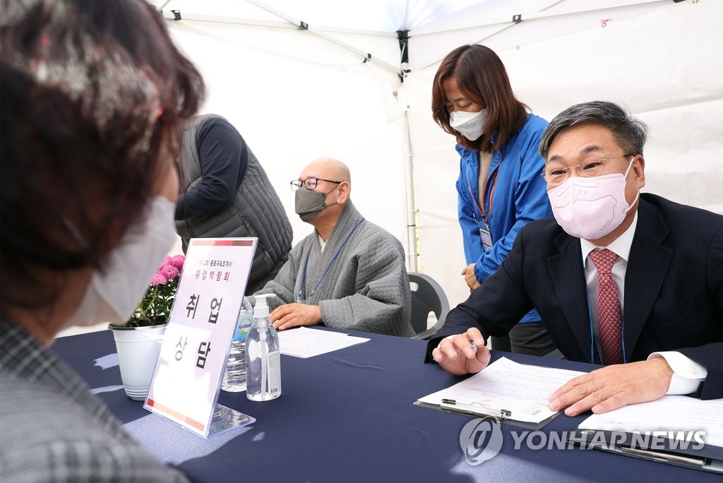 정문헌 종로구청장 "대학로 주말 차 없는 거리 추진"