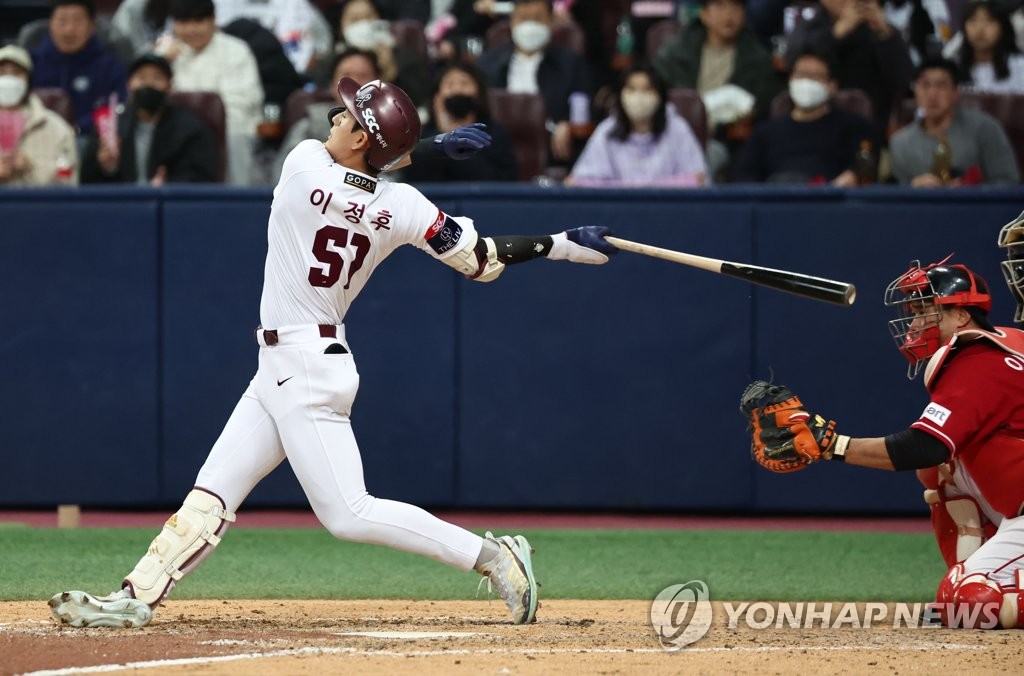 처음 타격폼 바꾸는 이정후 "우승이 먼저, MLB는 그다음"