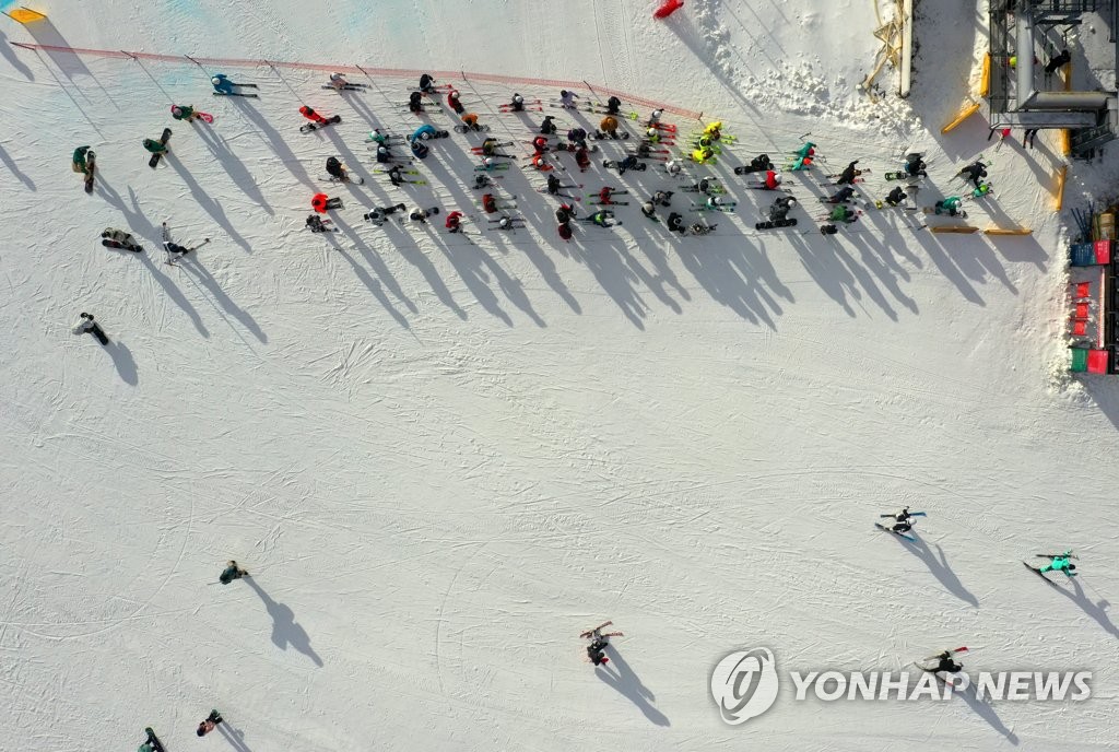 강원 최강 한파 속 겨울축제장 북적…스키장·유명산은 한산