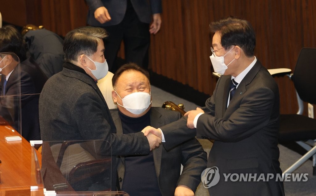 이상민 "이재명, 개별적으로 무고함 밝혀야…대표로서 대응안돼"