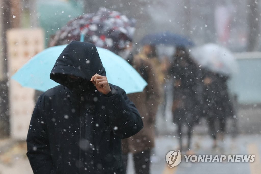 [날씨] 아침까지 전국 곳곳 눈·비…한낮 영하권 한파