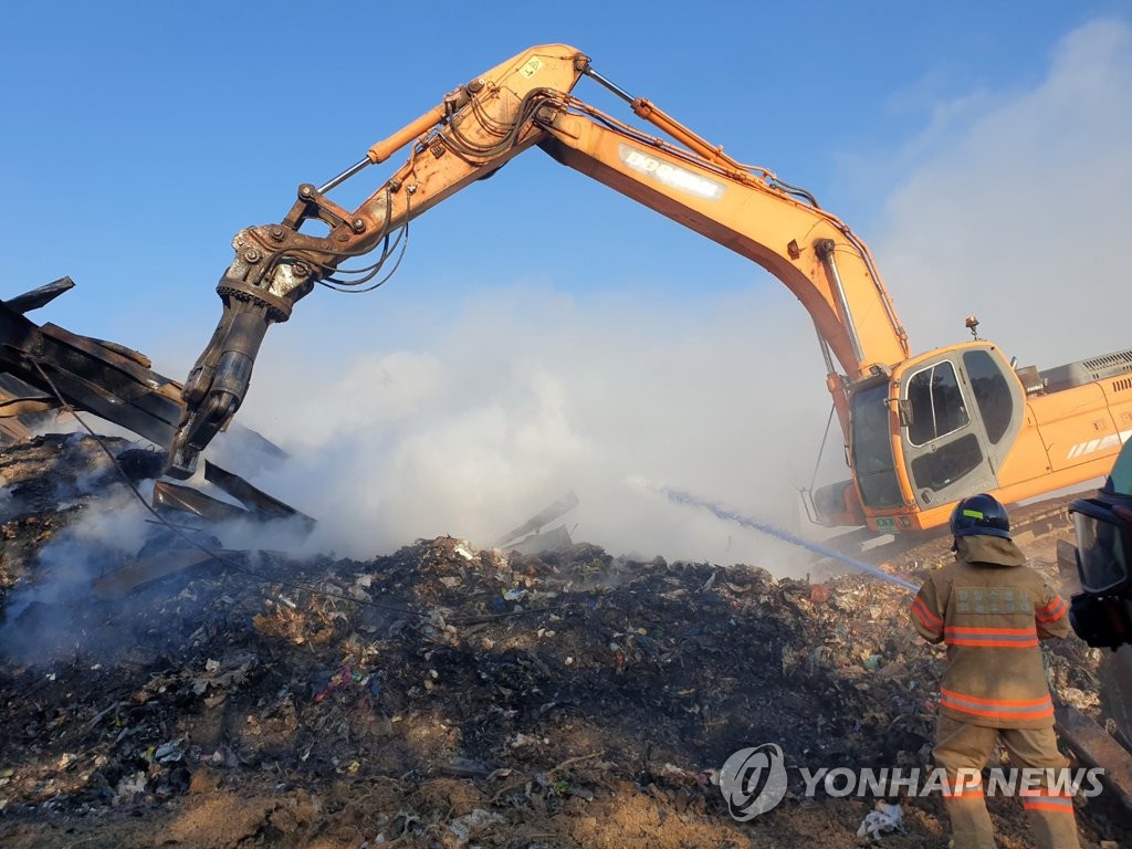 양양 폐기물 매립장 화재 엿새 만에 진화…뒷불 감시 전환