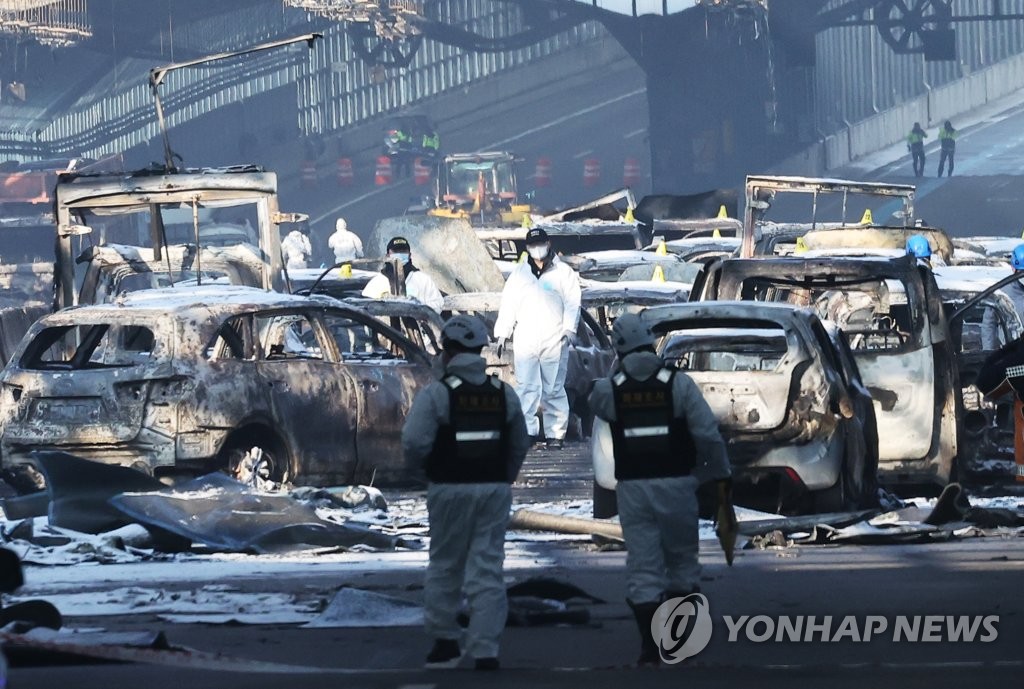 뼈대만 남은 제2경인 화재현장 복구 시작…불탄 차량 견인 중