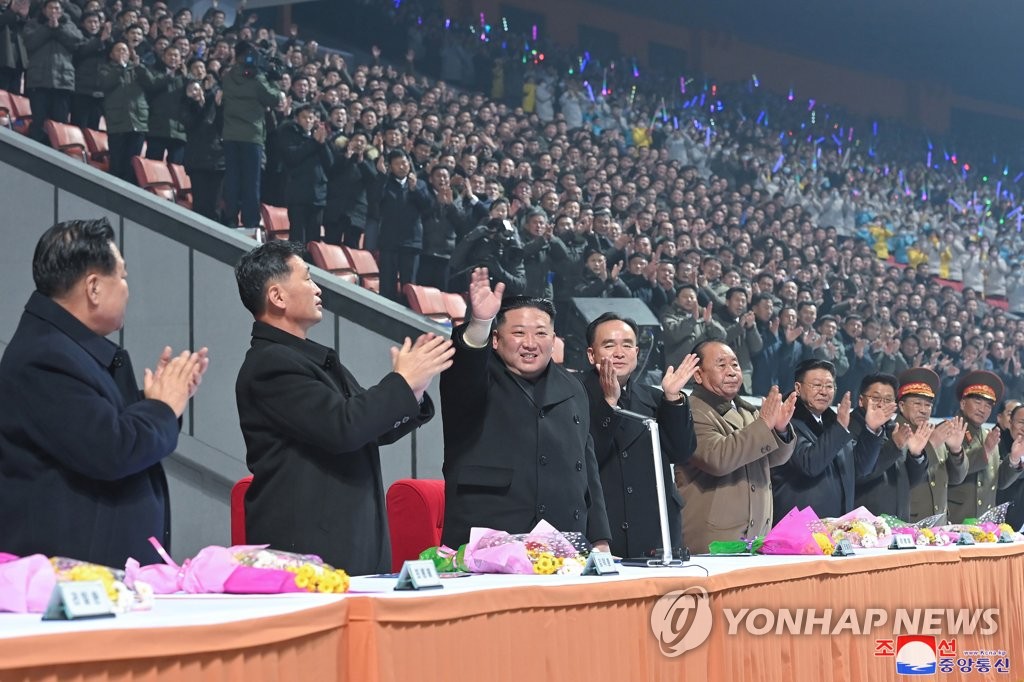 북한, 김정은 참석 신년 경축공연…군수분야 간부 초청 연회도(종합)