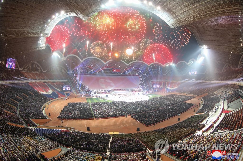 북한, 김정은 참석 신년 경축공연…군수분야 간부 초청 연회도(종합)