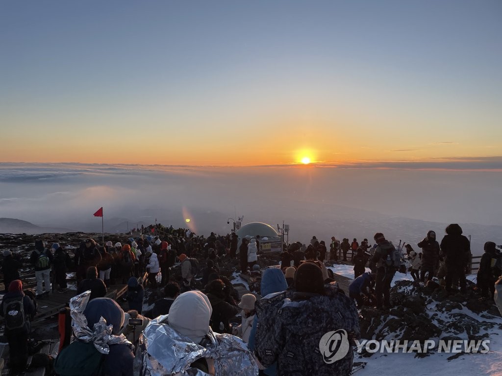 제주 성산일출봉·한라산도 해맞이 인파로 '북적'