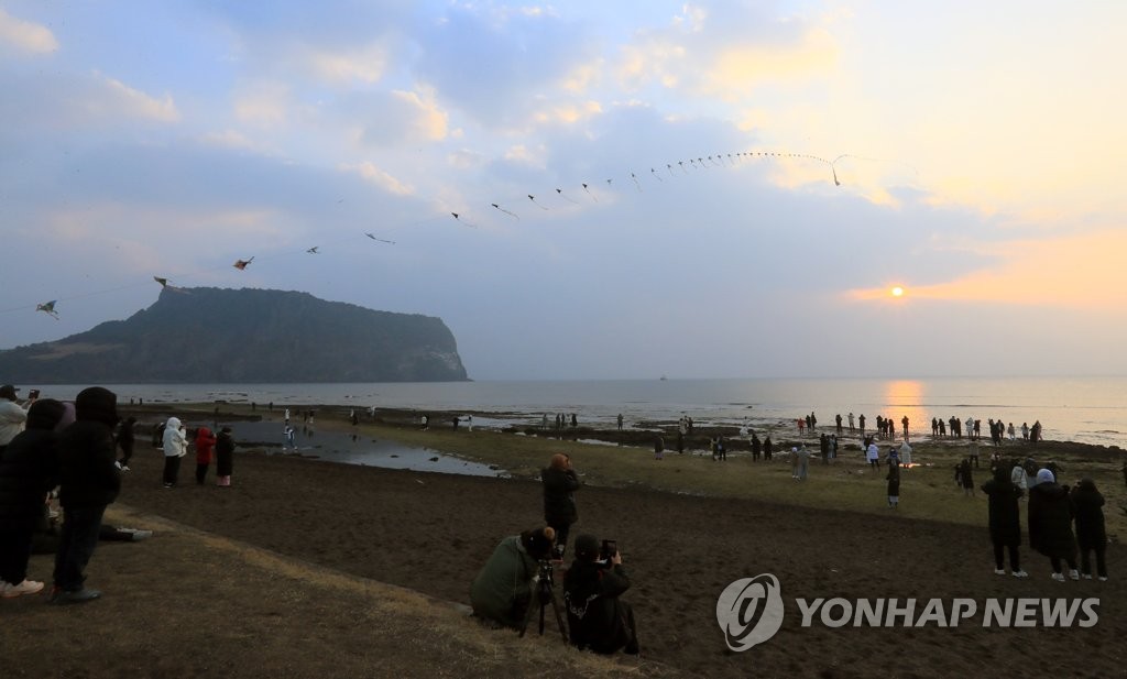 "반갑다 2023년" 전국 해돋이 명소에 새해 소원 '가득'