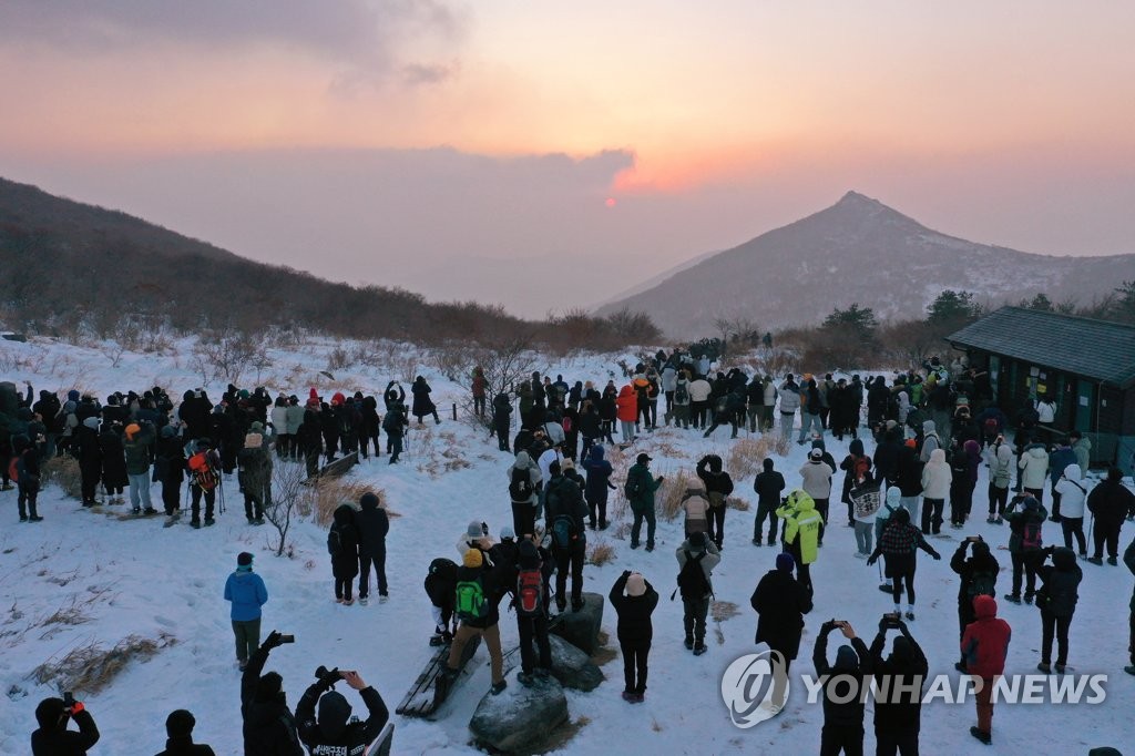 "반갑다 2023년" 전국 해돋이 명소에 새해 소원 '가득'