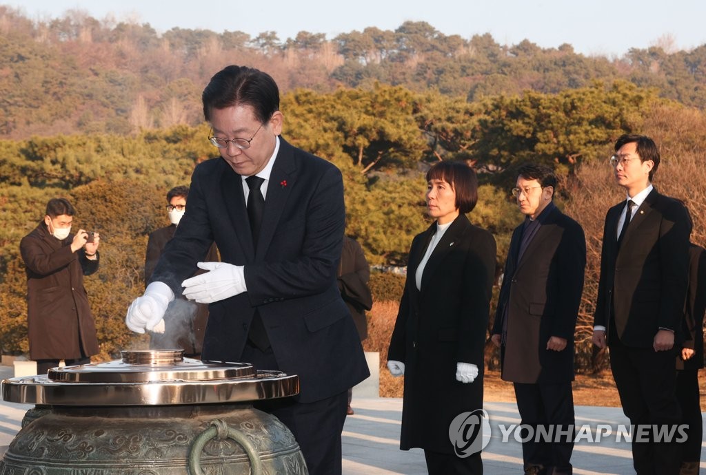 이재명, 새해벽두 PK행…盧참배·文예방 '단일대오 부각'