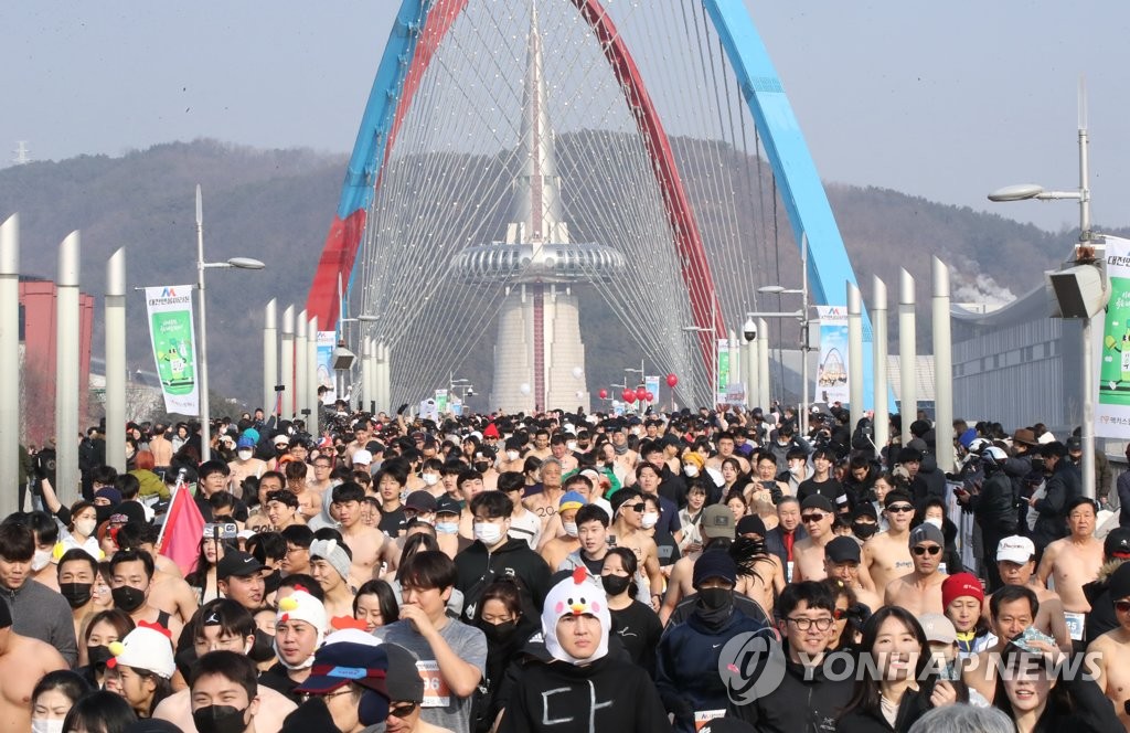 '2023년도 달린다'…추위 녹인 대전맨몸마라톤대회