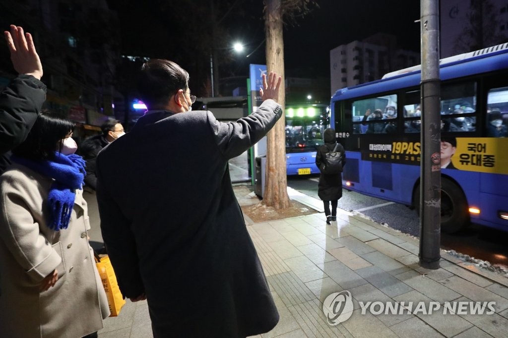 첫차 15분 당겨진 146번 버스…그만큼 늘어난 '공짜 노동'