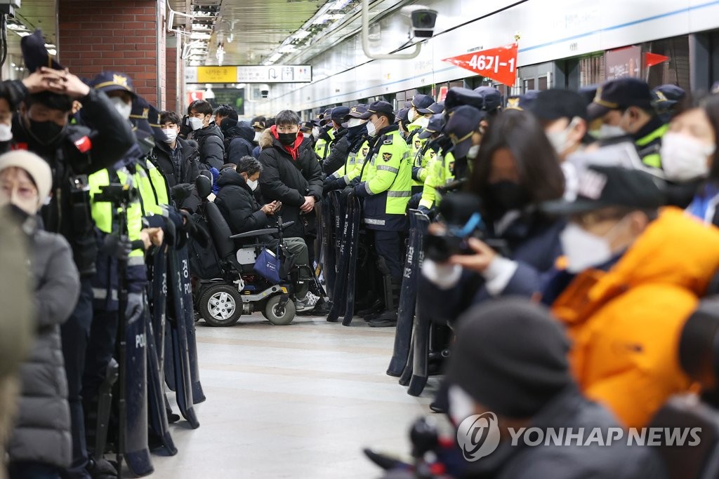 전장연 13시간 시위…지하철 4호선 13대 무정차(종합4보)