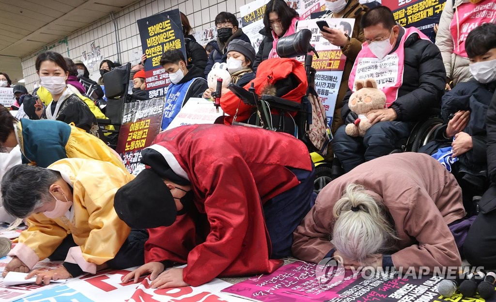 전장연 13시간 시위…지하철 4호선 13대 무정차(종합4보)