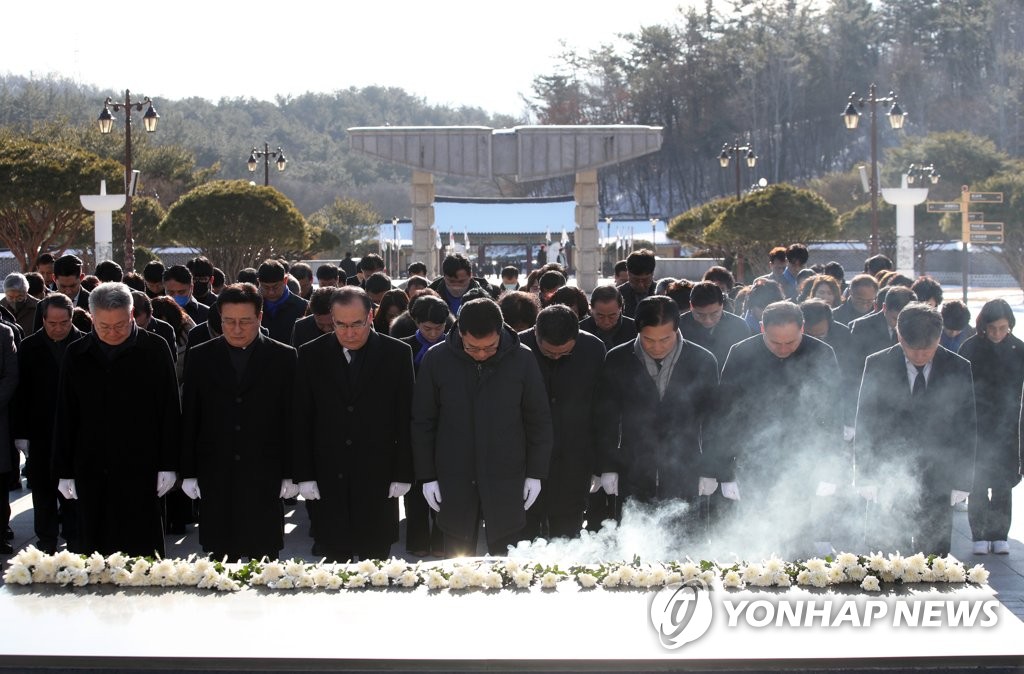 민주당 광주시당·전남도당, 새해 맞아 5·18묘역 참배