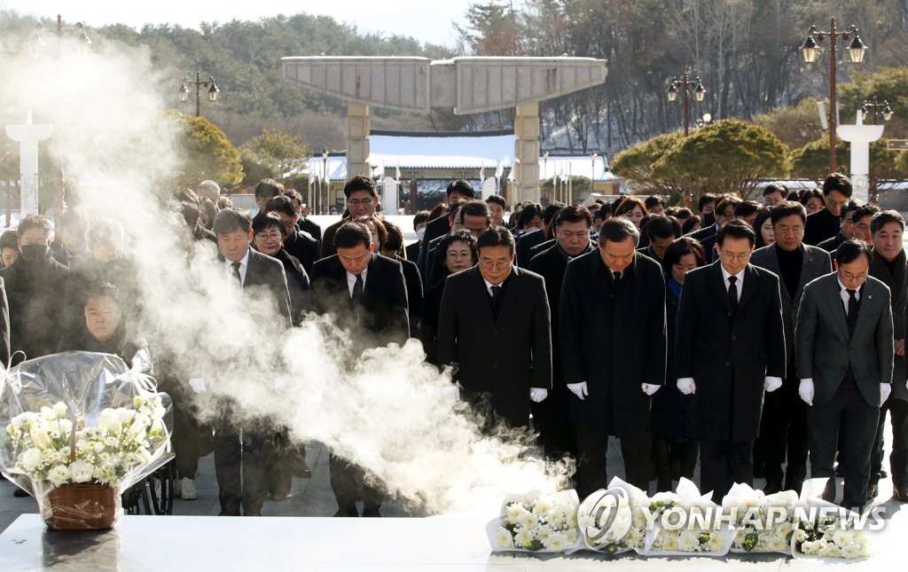 민주당 광주시당·전남도당, 새해 맞아 5·18묘역 참배