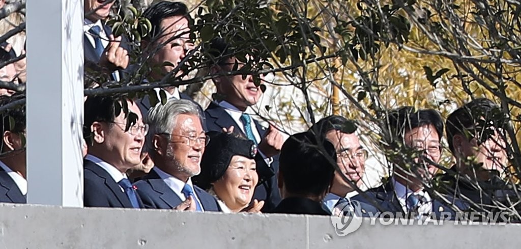 이재명, 文 전 대통령 예방…"민주주의 후퇴 우려 공감대"