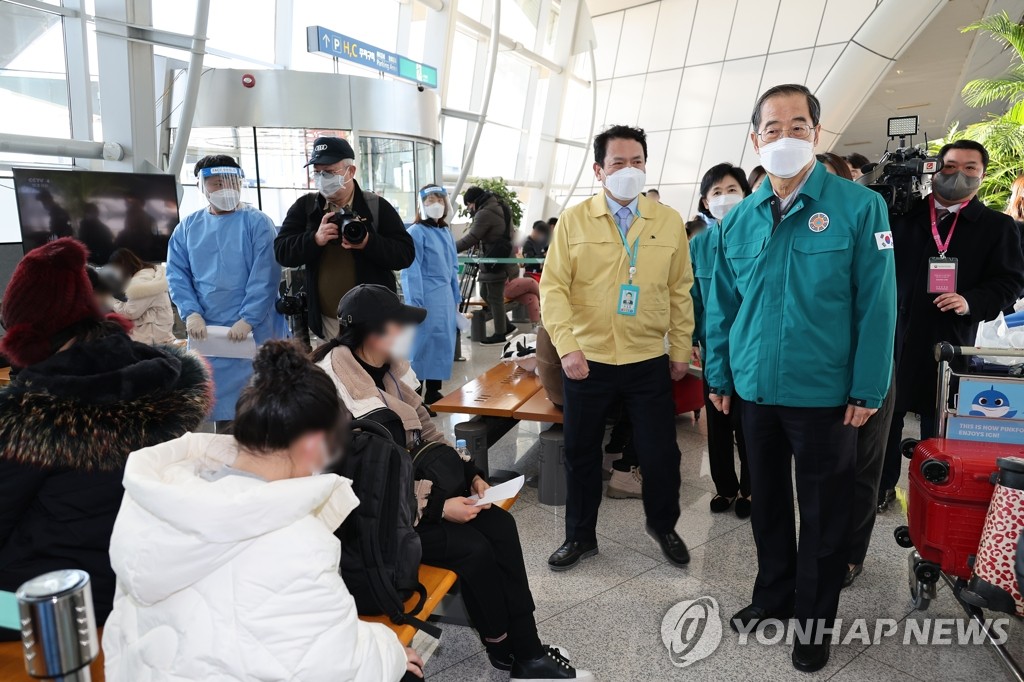 한총리, 인천공항서 '중국발 방역' 점검…"마스크 해제에 변수"(종합)