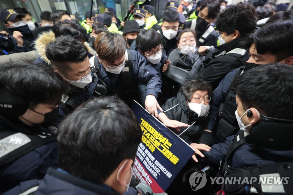 전장연, 4호선 동대문역사문화공원역서 3시간째 충돌(종합)