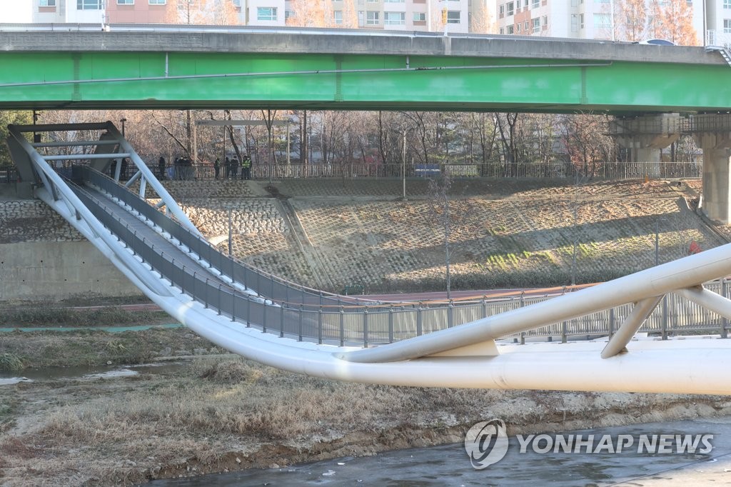 지난달 안전 'A등급' 신도림역 육교 돌연 아래로 '푹'(종합2보)