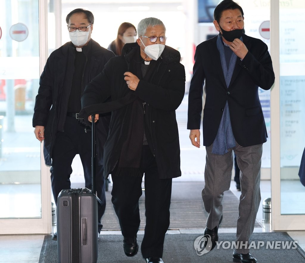 염수정 추기경 일행 로마행…5일 베네딕토 16세 장례미사 참석