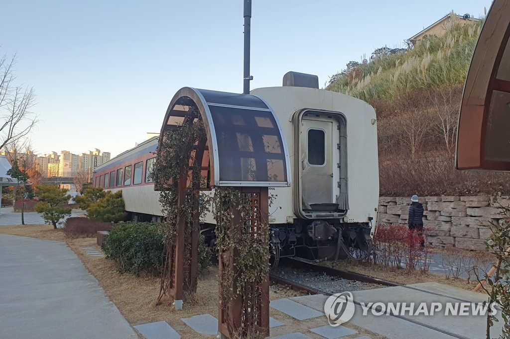 포항 폐철도에 등장한 무궁화호 객차…전시·체험공간 활용