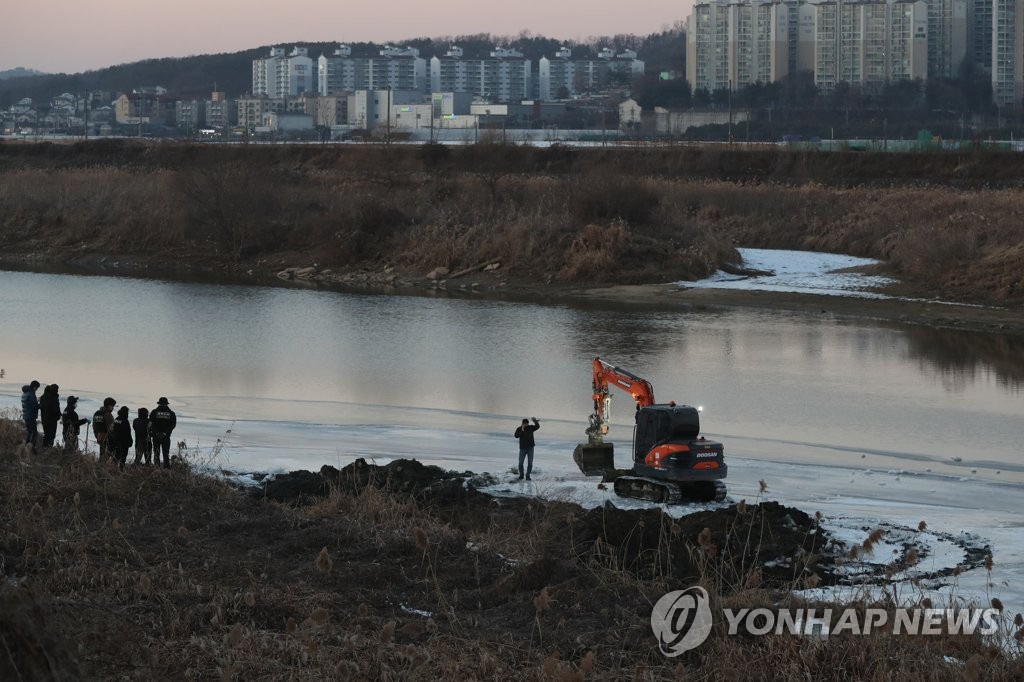 '얼굴 가린' 이기영 검찰송치…동거녀 시신 수색 성과 없어(종합2보)