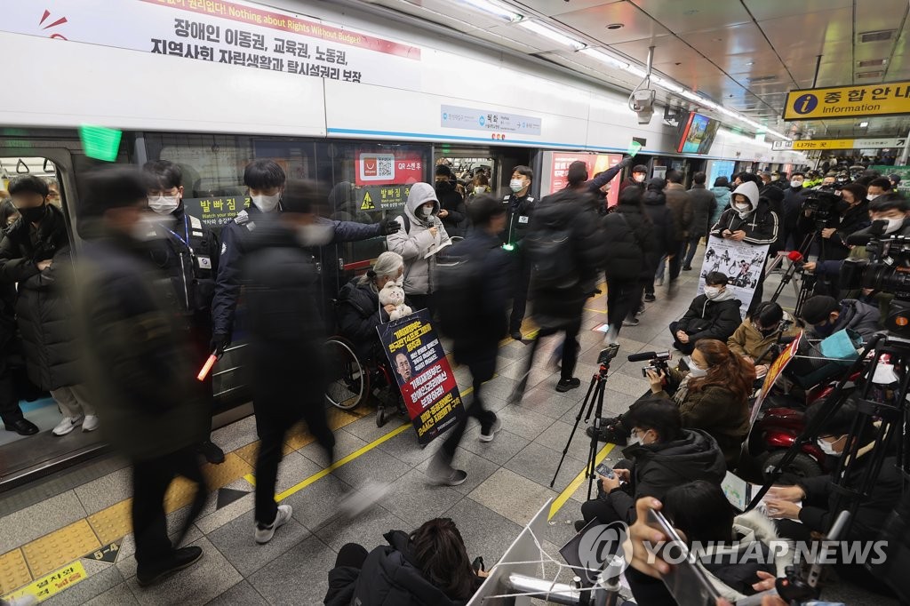 서울교통공사, '지하철 시위' 전장연에 6억원대 손배소